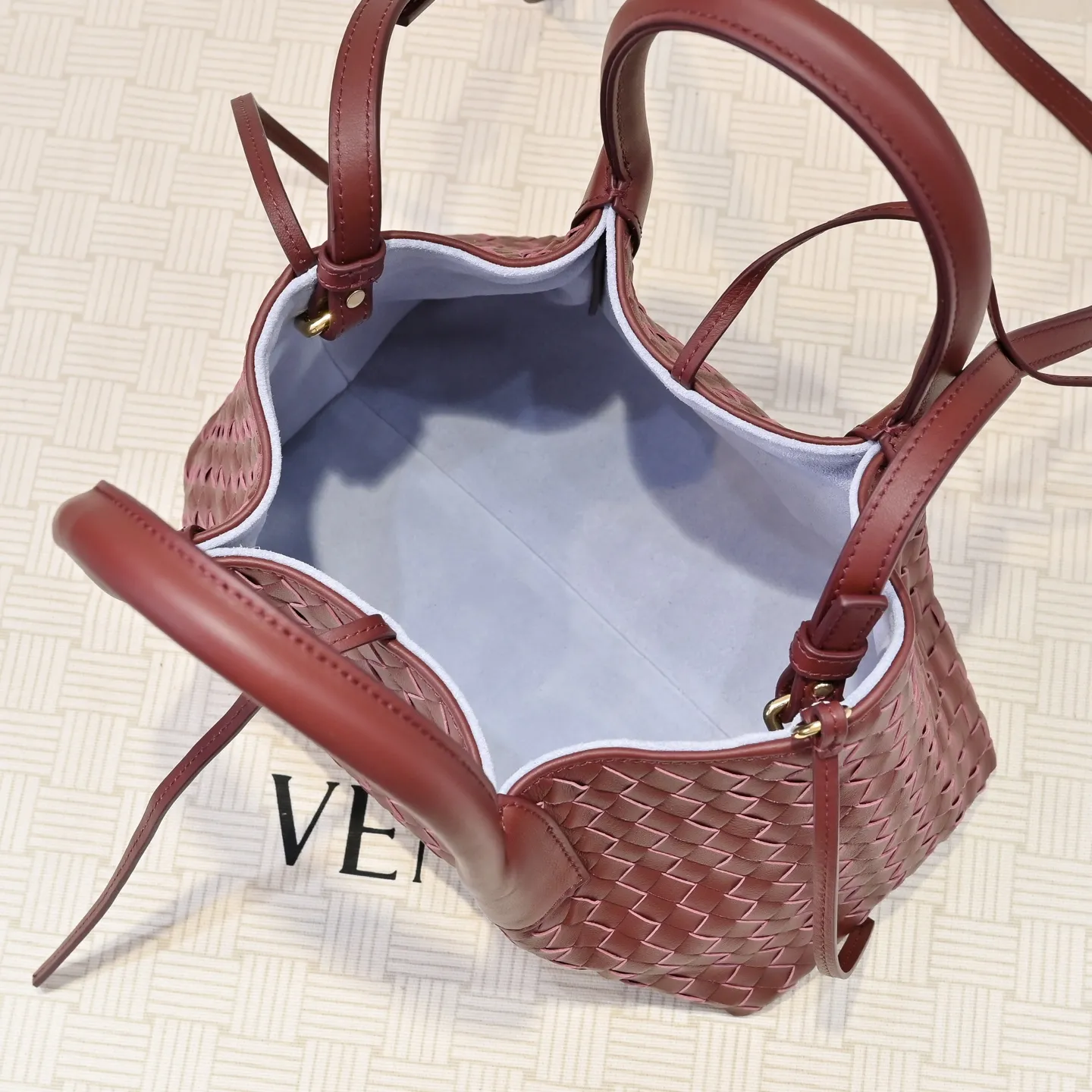 Batch 1760 BOTTEGA VENETA 2025 new product pinacoteca has super soft leather, and the weaving function, practicality and relaxed fashion sense have not fallen behind❤️‍🔥Amway has given sisters a must-have bag when going out. The size of the bag also accurately meets the commuting needs of urban beauties. It can accommodate mobile phones, keys, lipstick, powder, sunscreen, shopping bags...all of it! ! ! 🔥The capacity should not be underestimated~ It does not choose people, clothes, or occasions. With its majestic curved outline, exquisite woven texture, delicate edges and rounded handles, this woven vegetable basket bag truly achieves the goal of "dressing up and being fashionable without getting in the way"~ Are you interested in Jimei? Style number: 9004 Size: 24*15*12cm
